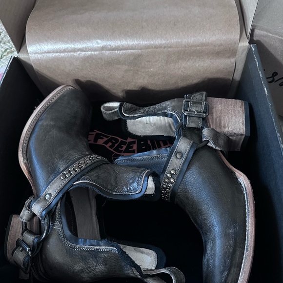 FREEBIRD BY STEVEN handmade boots, soldout
Black distressed sexy boots size 8 - Picture 8 of 16